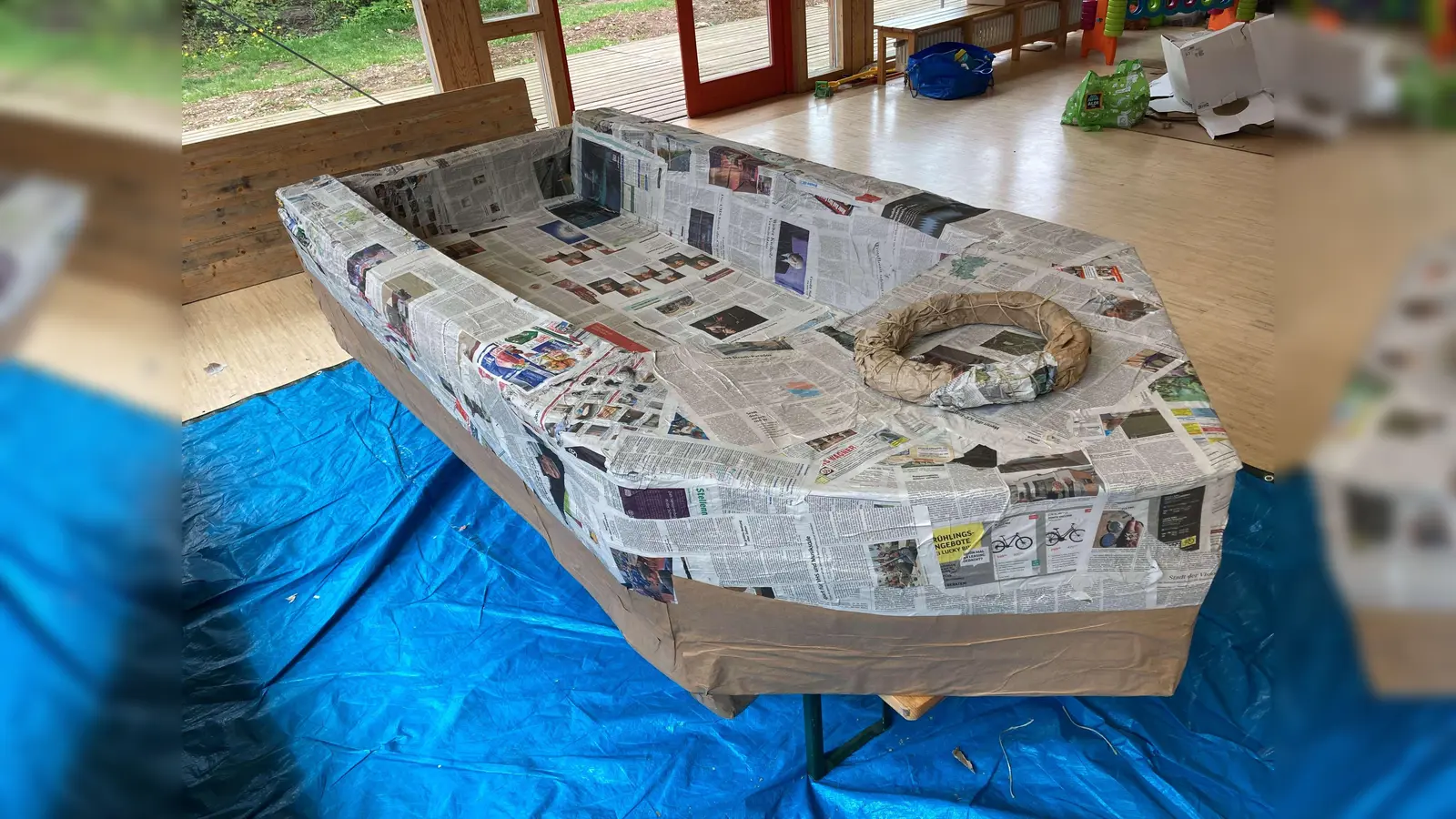 Der Wellenbrecher der Klasse 3a im Bau: Lediglich Pappe, Papp-Röhren, Zeitungen, Kleister und Bindfäden sind für den Bau der Papierboote zugelassen. (Foto: ekp)