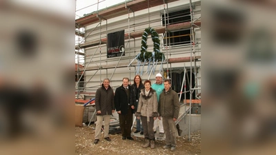 Nach nur zwei Monaten Bauzeit steht bereits der Rohbau des Schulneubaus für die Volksschule Lochham. V.l.: Bauleiter Armin Strunz, Bürgermeister Christoph Göbel, Bauamtsleiterin Elisabeth Breiter, VS-Konrektorin Martina Behr, Polier Gerhard Pritzl und Bernd Obermeier. (Foto: US)