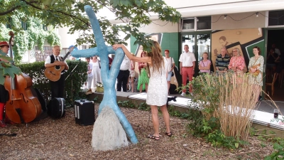 Die renovierte Skulptur „Lebe!” steht nun vor dem Bamboleo in der Tegernseer Landstraße. (Foto: BI Mehr Platz zum Leben)