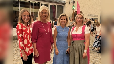 Täter konsequent verfolgen (von links): Kreisvorsitzende Nina Hieronymus, Landesvorsitzende MdL Ulrike Scharf, Bezirksvorsitzende MdB Daniela Ludwig und Barbara Fuchshuber, Kreisvorsitzende Mühldorf. (Foto: FU)