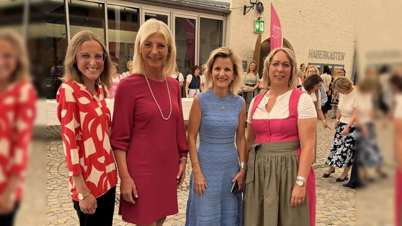 Täter konsequent verfolgen (von links): Kreisvorsitzende Nina Hieronymus, Landesvorsitzende MdL Ulrike Scharf, Bezirksvorsitzende MdB Daniela Ludwig und Barbara Fuchshuber, Kreisvorsitzende Mühldorf. (Foto: FU)