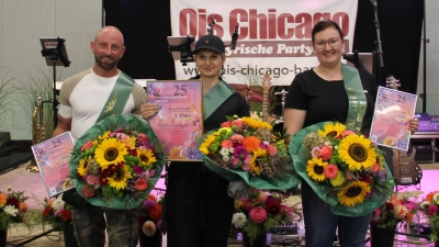 Die Gewinner des Floristikwettbewerbs (von links): Rocco Wustmann (2. Platz), Naira Manukyan (1. Platz) und Laura Harraßer (3. Platz). (Foto: Sabrina Pfrang)