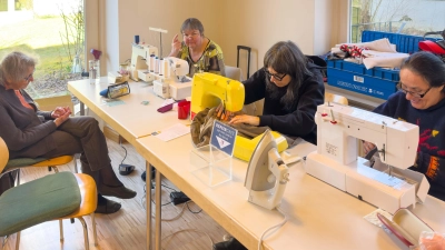 Das Repair-Café-Team besteht aus rund 20 Diplom-Ingenieuren, Schneiderinnen oder Zweirad-Experten. (Foto: Michael Himmelstoß)