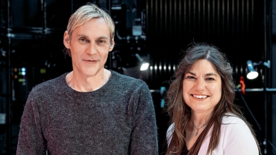 Freuen sich über das neue ASAM-Programmheft: Oberbürgermeisterin Monika Schwind und Kulturamtsleiter Markus Bader. (Foto: Dirk Daniel Mann)