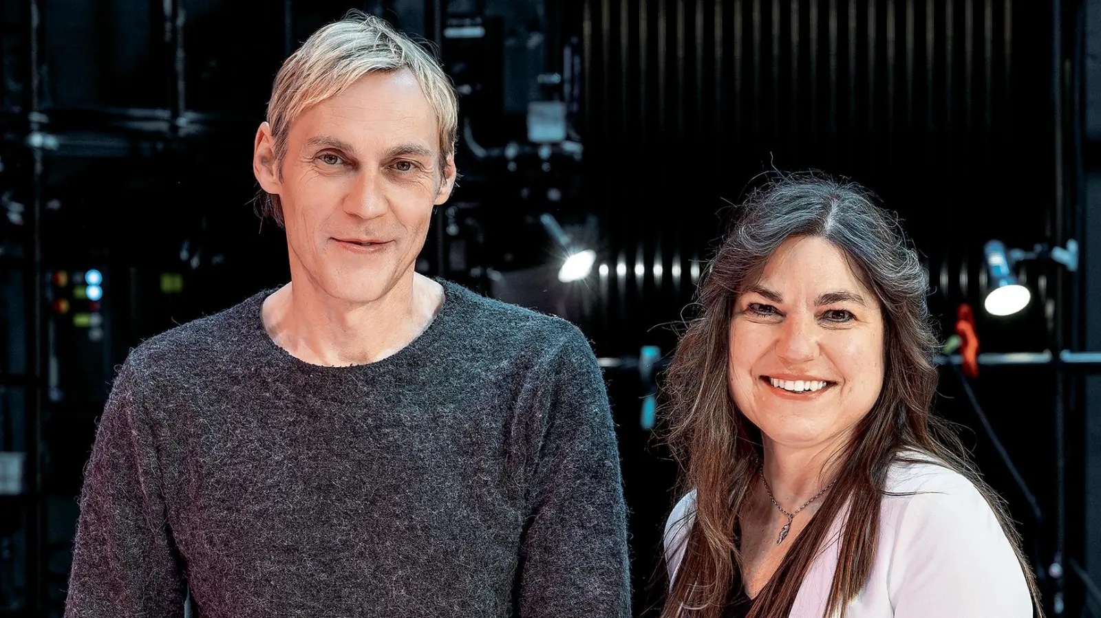 Freuen sich über das neue ASAM-Programmheft: Oberbürgermeisterin Monika Schwind und Kulturamtsleiter Markus Bader. (Foto: Dirk Daniel Mann)