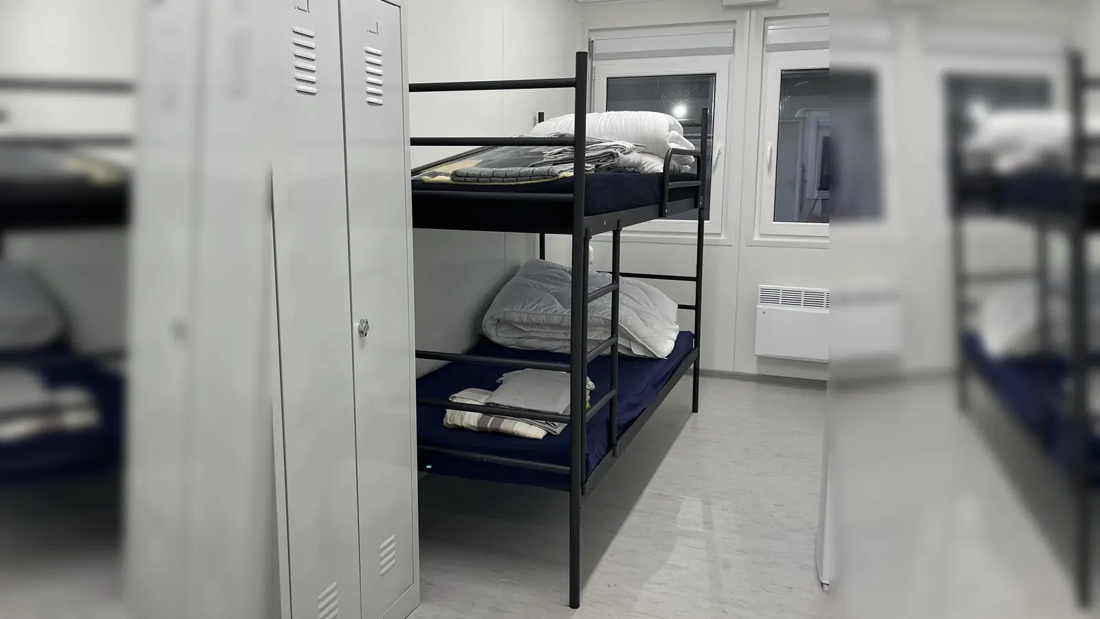 Wie hier in einer Unterkunft in Neubiberg werden auch in Unterföhring pro Container sechs Personen in drei Zweierzimmern untergebracht. (Archivbild: hw)