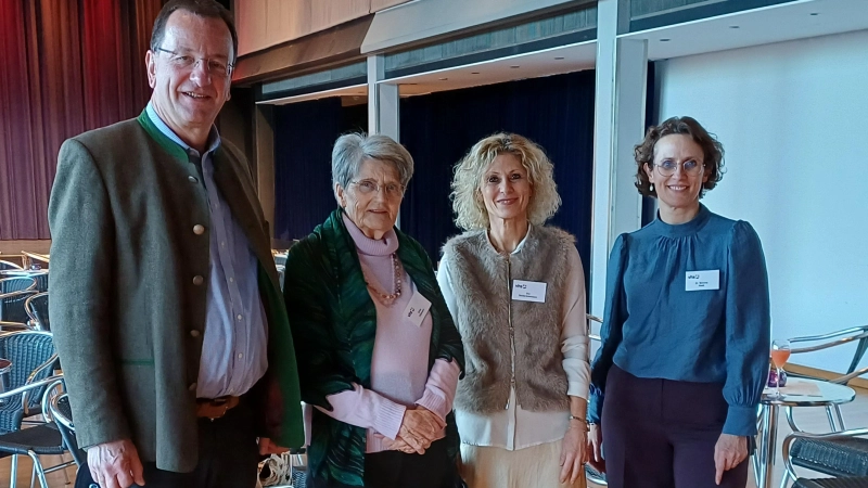 Freuten sich über die Ehrung (v.l.): Oberbürgermeister Andreas Haas, Erika Pöllmann (Kursleiterin seit über 30 Jahren), Evi Seidel-Klarmann (langjährige Geschäftsführerin), Dr. Simone Gaab (neue Geschäftsführerin). (Foto: Vhs)