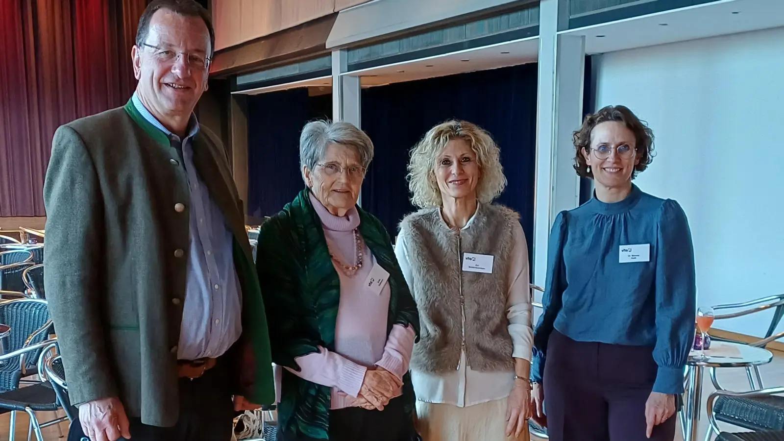 Freuten sich über die Ehrung (v.l.): Oberbürgermeister Andreas Haas, Erika Pöllmann (Kursleiterin seit über 30 Jahren), Evi Seidel-Klarmann (langjährige Geschäftsführerin), Dr. Simone Gaab (neue Geschäftsführerin). (Foto: Vhs)