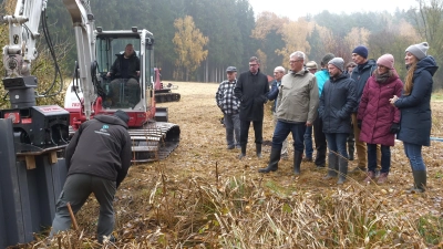 Mithilfe eines kleinen Baggers werden Spundwände in den Entwässerungsgraben am südlichen Ende des Hilgermooses gesetzt. (Foto: Jennifer Sandmeyer/Bezirk Oberbayern)
