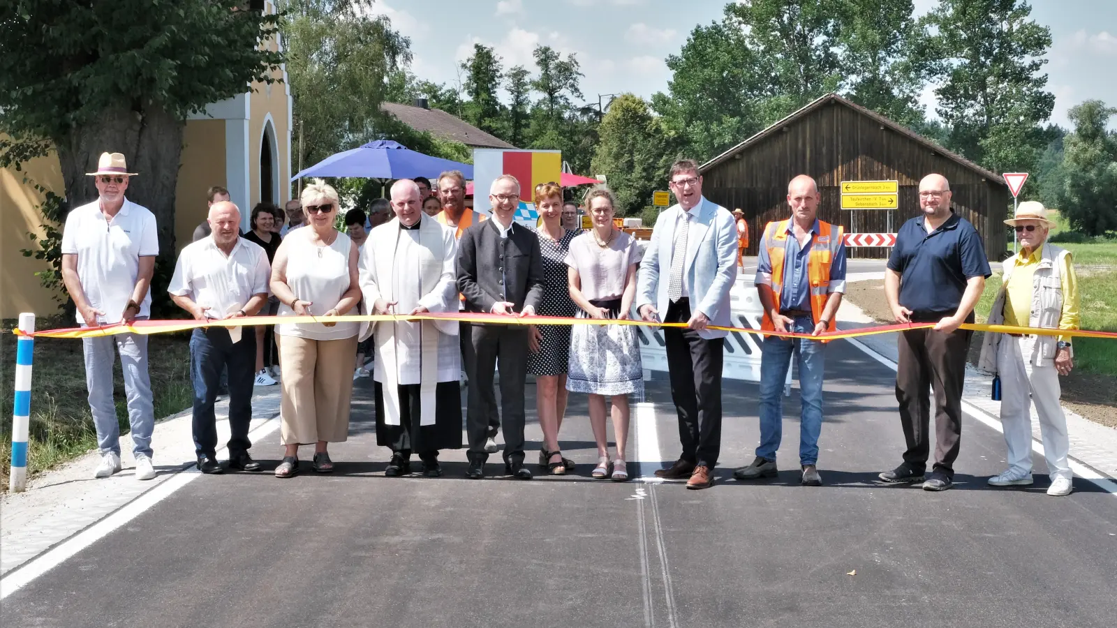 Machen den Weg frei (von links): Thomas Gneißl und Peter Attenhauser (Ausschuss Klima, Natur, Struktur, Umwelt und Verkehr), Sieglinde Sigl (Kreisrätin), Pfarrer Thomas Barenth, Claudius Siebert (Erster Bürgermeister Dorfen), Sabine Berger (Ausschuss Klima, Natur, Struktur, Umwelt und Verkehr), Nadine Heiß (Baudirektorin Staatliches Bauamt Freising), Landrat Martin Bayerstorfer, Josef Schmidt (Strabag), Stefan Brunnbauer (Strabag), Günter Penzl (ehemaliger Kreisrat). (Foto: LRA)
