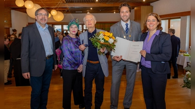 Von links: Ulrich Leiner (2. Bürgermeister), Marianne Feifel, Georg Feifel, Bürgermeister Andreas Bukowski und Katharina Dworzak (Dritte Bürgermeisterin). (Foto: Gemeinde Haar)