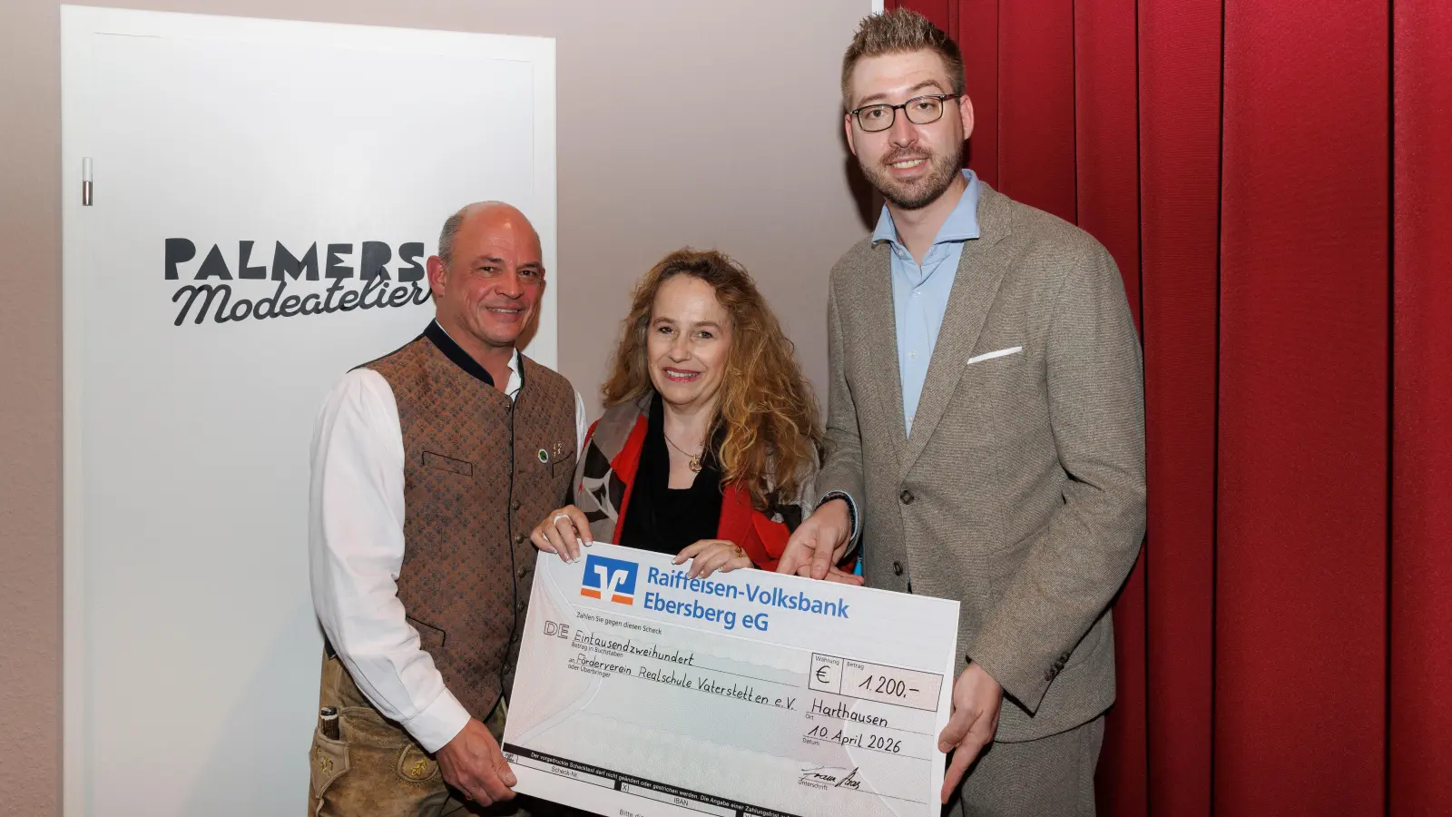 Kassier Franz Haas (links) und Vorstand Maximilian Eiba vom Harthauser Dorftheater überreichten einen Scheck an Nicolé Brunner, die Vorsitzende des Fördervereins Realschule Vaterstetten. (Foto: Harthauser Dorftheater)