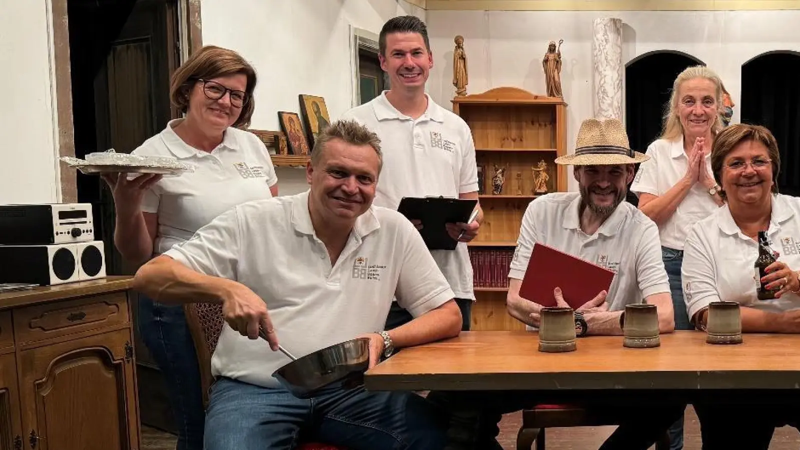 Das Ensemble des Herbststücks: v.l. Sabine Köstler, Florian Brenner, Andreas Stürzer, Dominik Drexler, Brigitte Zirk, Beate Kroha, Katrin Mandl und Claudia Schmick. (Foto: LLBB)