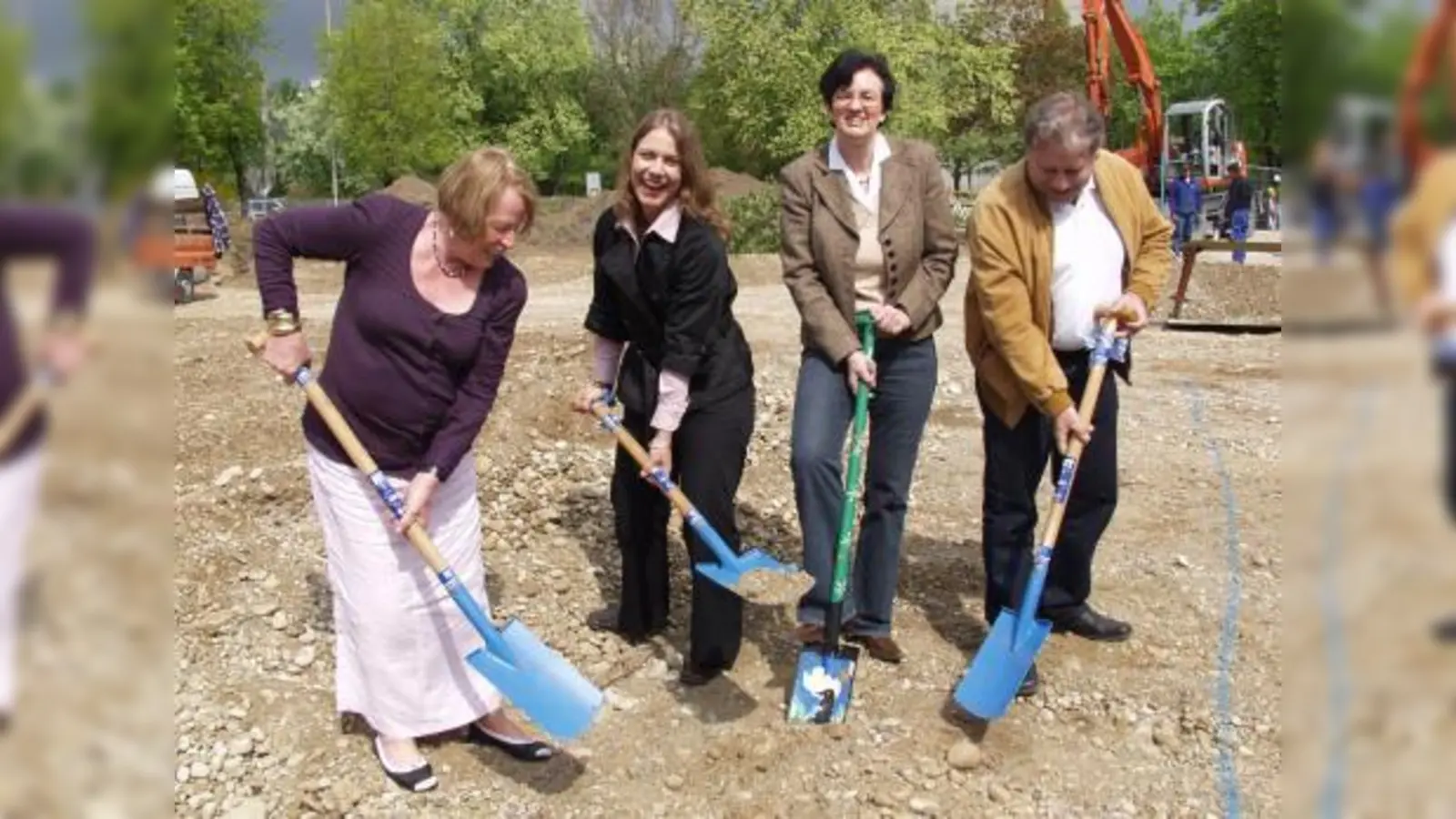Durchgeführt wurde der Spatenstich gemeinsam von (v.l.) der Landtagsabgeordneten a.D. Anne Hirschmann, die sich in ihrer Zeit als Stadträtin vehement für das Spielhaus eingesetzt hatte, von Spielhausleiterin Jessica Schewe, Bürgermeisterin Christine Strobl und Josef Assal, Stadtrat und Bezirksausschussvorsitzender. (Foto: Eva Schraft)