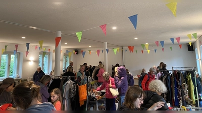 Auf zwei Stockwerken laden Stände mit Kleidung, Accessoires und Schmuck zum Stöbern ein.  (Foto: Pelkovenschlössl)