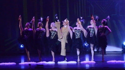 Die Tänzer performen in zeitgemäßen Kostümen. (Foto: Art Stage)