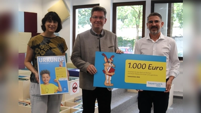 Josef Bestle (r.), Kommunalbetreuer des Bayernwerks, übergab Büchereileiterin Gabriele Küblböck (l.) und Bürgermeister Christian Bieberle das „Lesezeichen“ sowie einen 1.000-Euro-Scheck. (Foto: KA)