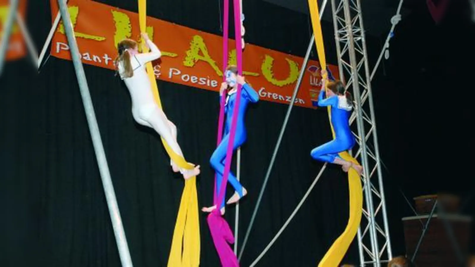 Abschlussgala in der Kongresshalle: Nicht nur die mutigen, jungen Artistinnen, sondern alle kleinen Stars der Manege brachten das Publikum zum Staunen. (Foto: Nicole Richter)