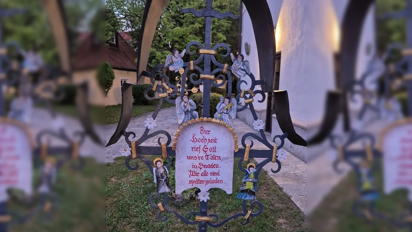 Der Spruch auf dem Gedenkkreuz lautet: „Zur Hochzeit rief Gott uns're Toten in Gnaden. Wir alle sind später geladen.” (Foto: Ortskern-Freunde)