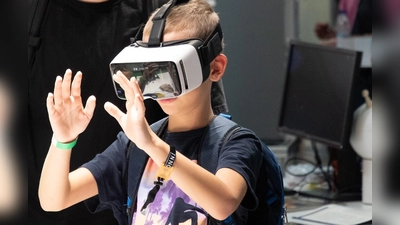 Sehr beliebt: Mit der VR-Brille in künstliche Welten eintauchen. (Foto: i!bk/Blessing)