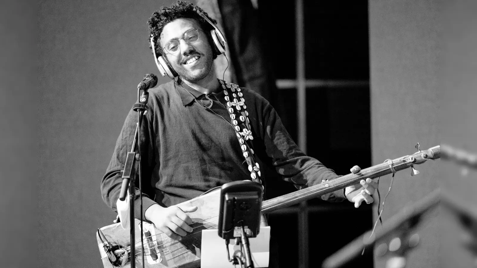 Mohcine Ramdan, Musiker, Linguist und Bandleader von JISR, zelebriert Musik als Ausdruck von Vielfalt und gelebter Einheit. (Foto: Lichterkette)