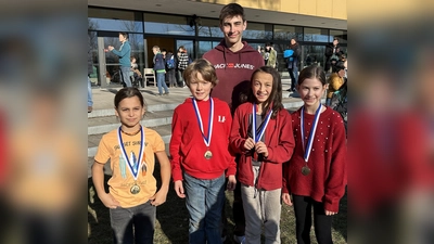 Auch die Teilnehmer aus der dritten und vierten Klasse waren erfolgreich. (V. l.:) Aaron Komposch, Leopold Feuchtinger, Sachiye Breitenbach und Aliyah Falck, freuen sich zusammen mit dem Schulschach-Trainer Julian Schleicher. (Foto: VA)