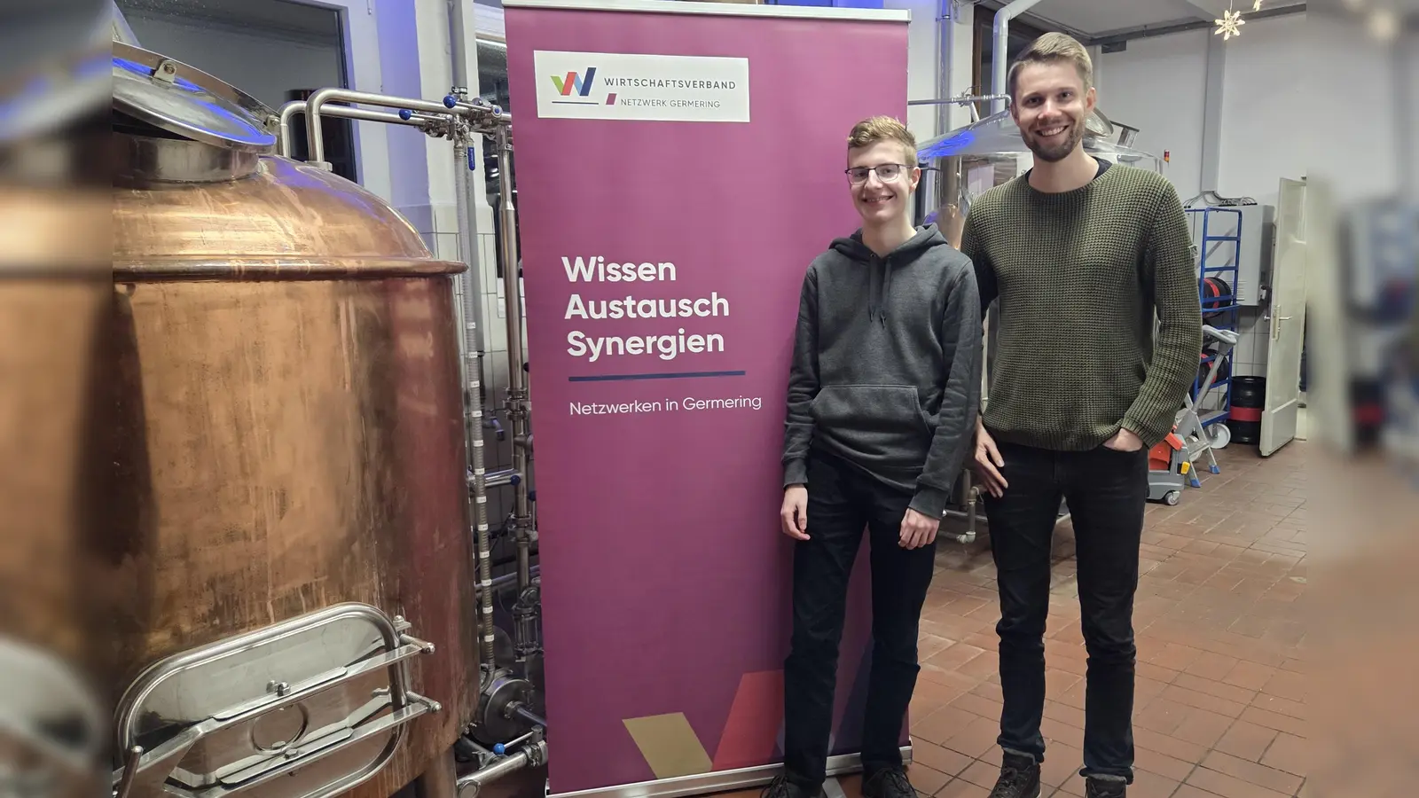 Julius Knuff und Benedict Padberg präsentieren den Job-Crawlers im Germeringer Brauhaus. (Foto: red)