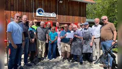 Rotary-Präsident Dr. Günter Riedner (links) übergibt die Spende an Volker Haberland, den Leiter der Schrauber-Hütte, während des gemeinsamen Radlchecks der Rotarier. (Foto: privat)