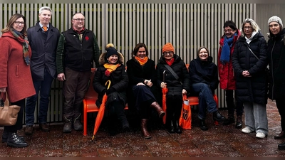 Bei der Aufstellung der orangenen Bank am Elisabethmarkt: (v.l.) Sabine Woldt und Michael Müller (beide Märkte München), Karl Huczala (Händlersprecher Elisabethmarkt), (sitzend:) Bürgermeistein Verena Dietl (2.v.l) neben zwei Mitgliedern des Zonta-Clubs und Mitgliedern des BA 4 (sitzend r. sowie stehend daneben), Gesa Tiedemann (Vorsitzende des BA 4) und Nicole Lassal (Gleichstellungsstelle für Frauen). (Foto: Märkte München)