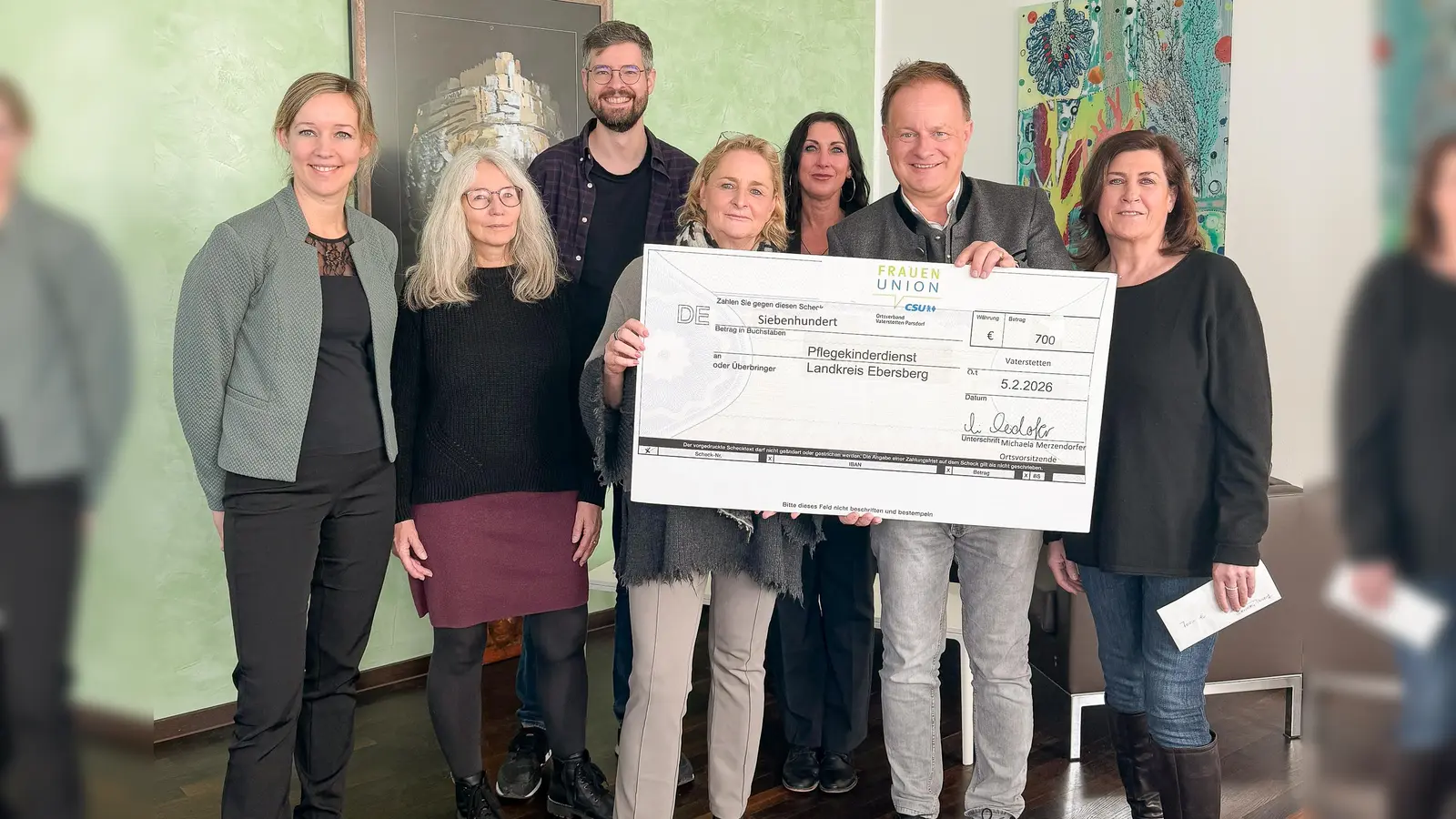 Bei der Spendenübergabe: v.l.: Margit Schubert (Abteilungsleiterin Familie), Susanne Müller-Hertling (Pflegekinderdienst), Dominik Hohl (Leiter KJR), Michaela Merzendorfer (FU), Alice Szabo-Zitzmann (Pflegekinderdienst), Landrat Robert Niedergesäß, und Bärbel Weis (FU) (Foto: LRA Ebersberg)