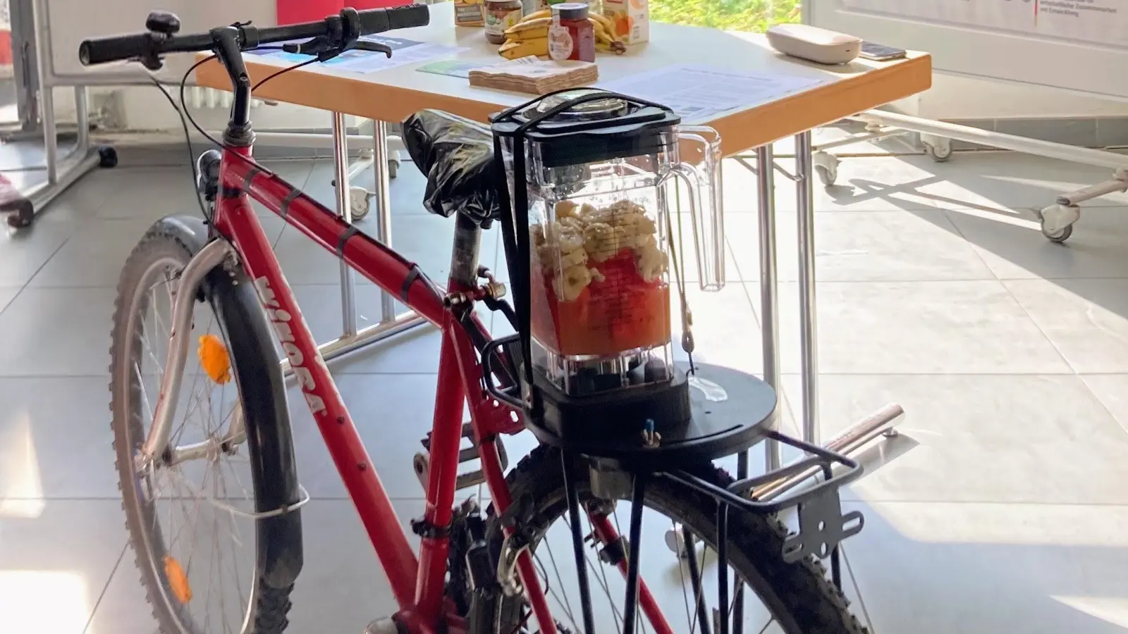 Mit wenigen Tritten in die Pedale konnten die Schülerinnen Smoothies selbst herstellen. (Foto: Schule)