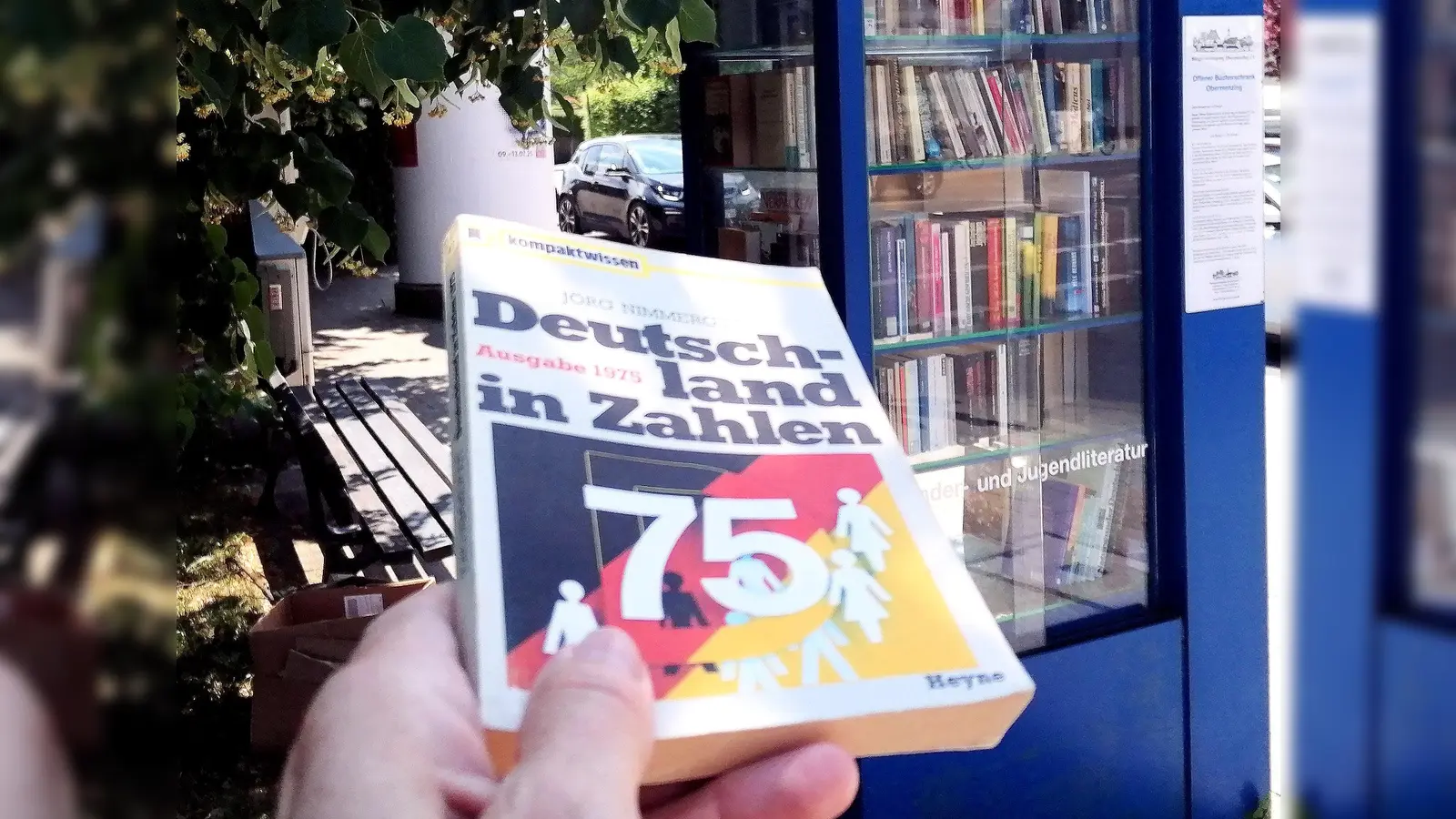 Ein Büchlein aus im Bücherschrank an der Verdistraße, vollgestopft mit Zahlen, führt den Wandel der letzten fünf Jahrzehnte deutlich vor Augen. (Foto: job)