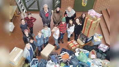 Wenn jeder nur klein wenig mithilft, lassen sich Berge versetzen. In diesem Fall waren es Kleidungsberge.	 (Foto: VA)