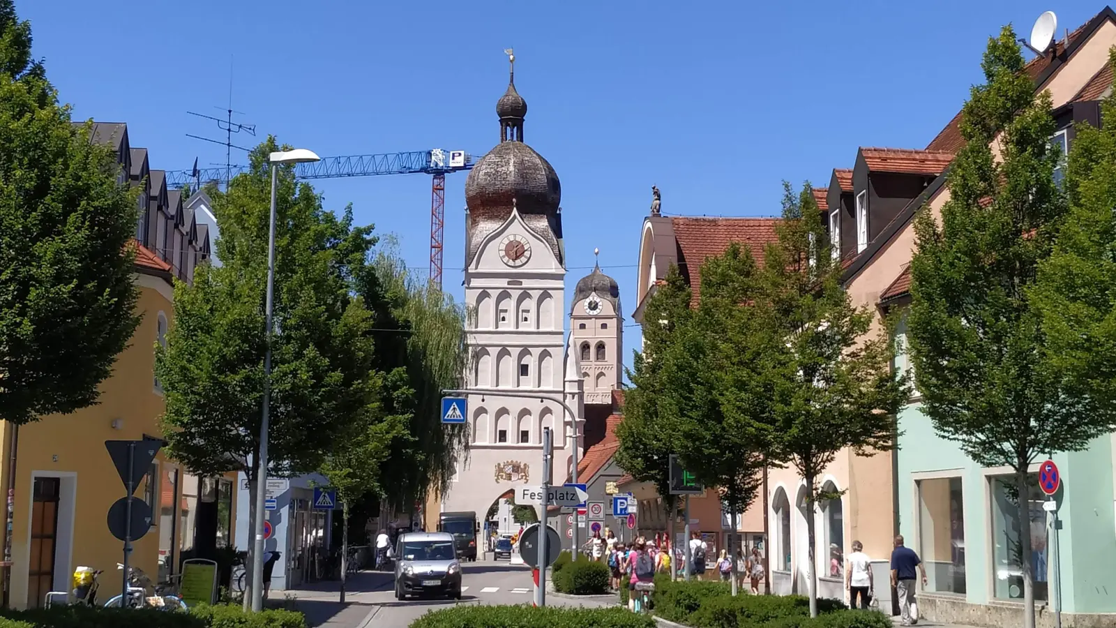 Der Referent erläutert auch die bairischen Orts- und Flurnamen im Erdinger Land, hier die Stadt Erding. (Foto: std)