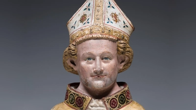 Das Bayerische Nationalmuseum hat seine Mittelaltersäle wiedereröffnet. Sie beherbergen eine reichhaltige Sammlung an epochentypischen Kunstwerken. Hier die Reliquienbüste eines heiligen Bischofs aus der Zeit zwischen 1350 und 1358.  (Foto: Bayerisches Nationalmuseum, Bastian Krack)
