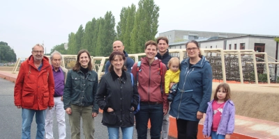 Die SPD der BAs Sendling und Schwanthalerhöhe luden zum Bürgergespräch an den Bahndeckel. Im Bild vordere Reihe von links: Ulrike Boesser (BA 8), SPD-Stadträtin Barbara Likus und Louisa Pehle (BA 6) mit Kindern. (Foto: kö)