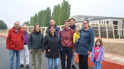 Die SPD der BAs Sendling und Schwanthalerhöhe luden zum Bürgergespräch an den Bahndeckel. Im Bild vordere Reihe von links: Ulrike Boesser (BA 8), SPD-Stadträtin Barbara Likus und Louisa Pehle (BA 6) mit Kindern. (Foto: kö)
