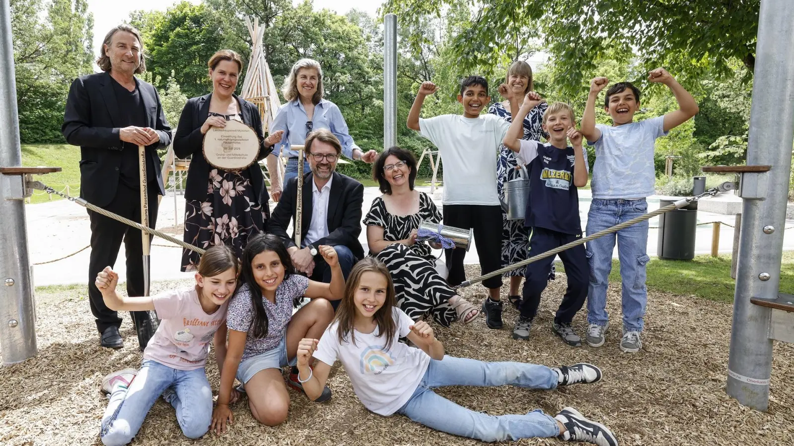 Münchens erster naturnah umgestalteter Pausenhof ist fertig. In der Guardinischule freuen sich Kinder mit (von links) Florian Hochstätter (Baureferat LHM), Bürgermeisterin Verena Dietl, Renate Unterberg (Bezirksausschussvorsitzende Hadern), Stadtschulrat Florian Kraus, Grundschulrektorin Roswitha Stegbauer und Mittelschulrektorin Gabriele Orsollek.<br>18.07.2025<br><br>Grund- und Mittelschule Guardinistraße<br><br>Foto: Michaela Stache / LHM RBS (Foto: Referat für Bildung und Sport / Michaela Stache)