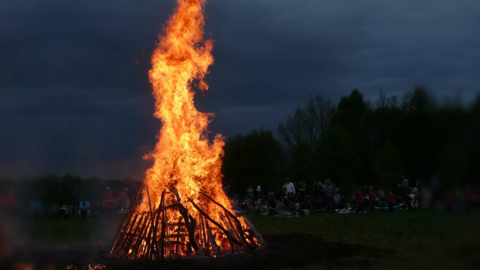 Temperamentvolles Fest für Groß und Klein: Die Walpurgisfeier des Eltern-Kind-Programms ist ein Highlight im Jahreskalender des Vereins. (Foto: EKP)