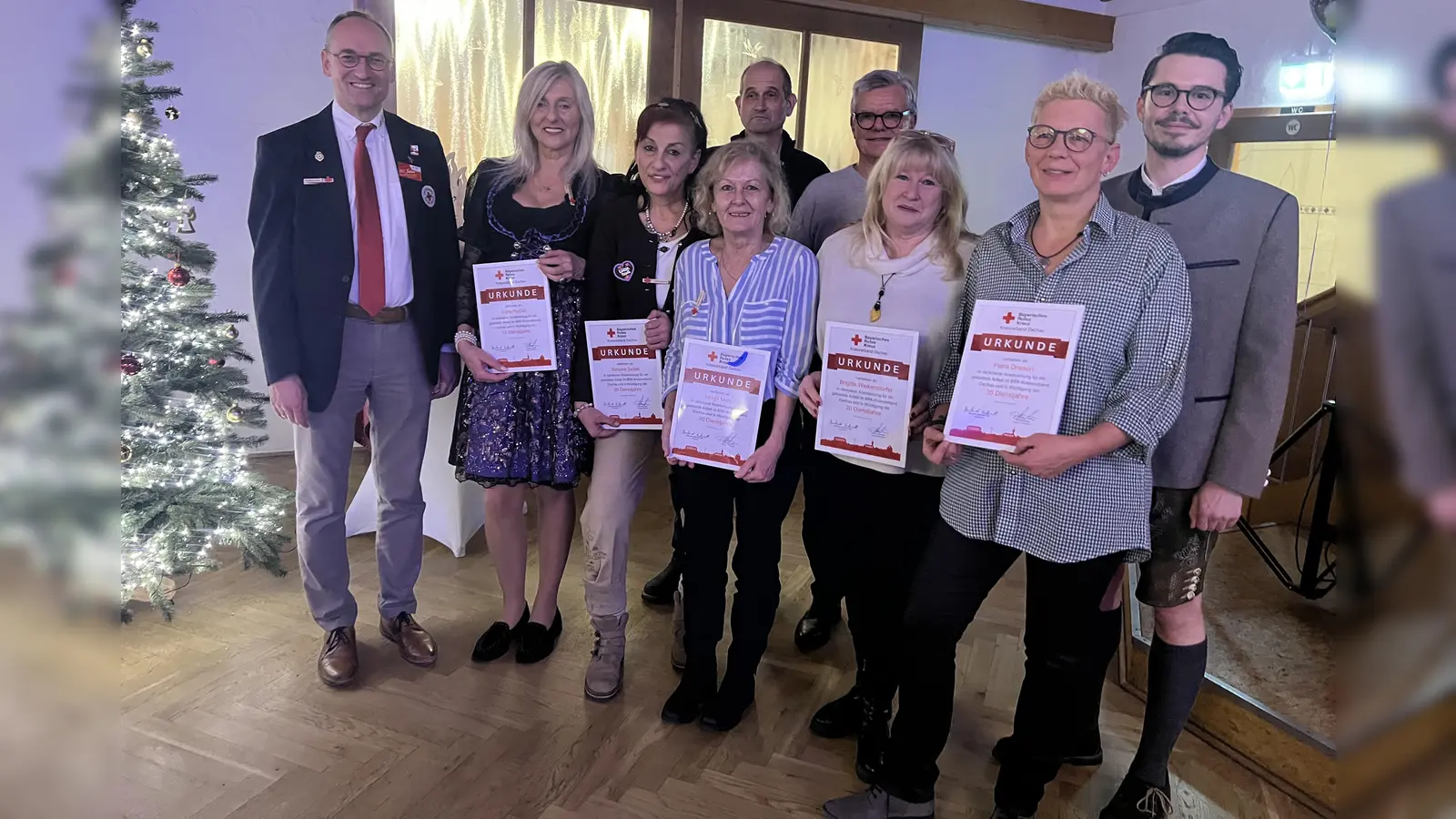 Zwischen zehn und 35 Jahre Dienstzugehörigkeit haben die Geehrten „auf dem Buckel”.  (Foto: BRK – Kreisverband Dachau )