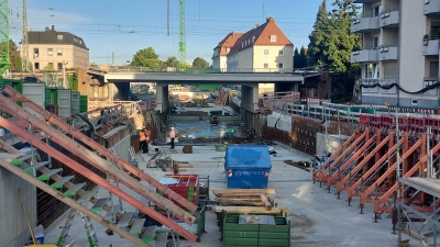 Die Baustelle an der Bahnunterführung in der Dachauer Straße wird bis Ende 2026 bestehen bleiben. (Archivbild: bas)