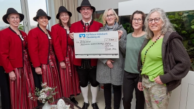Vertreter des Spielmannszugs Grafing übergaben einen Scheck in Höhe von 1.000 Euro an die Palliativstation (v.l.) Karin Aigner-Bumke (Stationsltg.), Dr. Michelle Ulrich (Oberärztin), Michaela Niedermair (stv. Stationsltg.). Nicht im Bild, Supermarktinhaber Martin Gruber.  (Foto: KlinikumEbersberg München Ost/ Aus der Geschäftswelt
Verlags-Sonderveröffentlichung
)