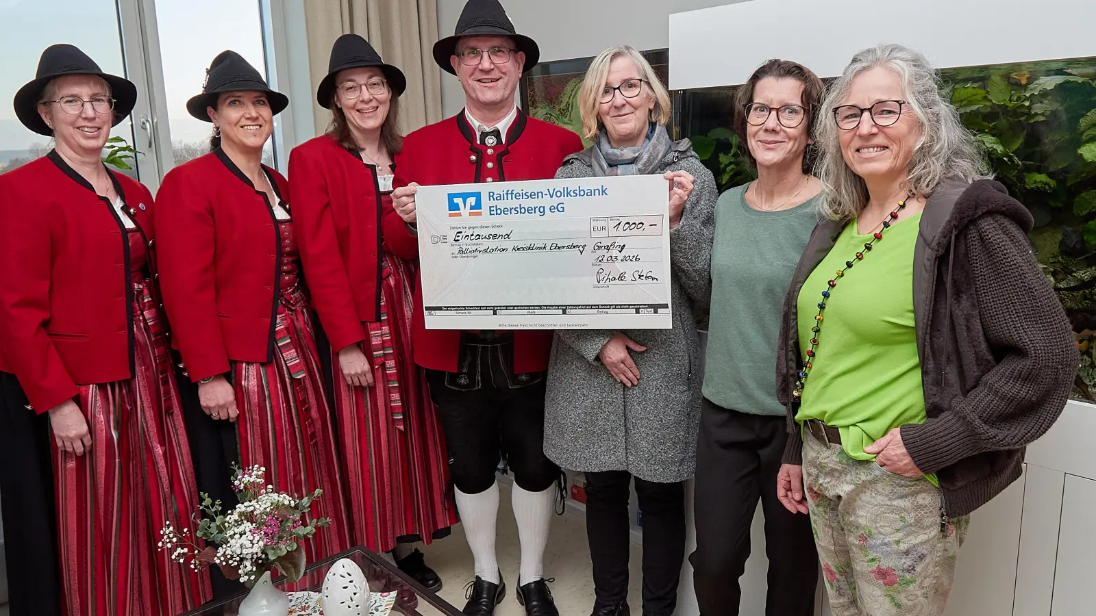 Vertreter des Spielmannszugs Grafing übergaben einen Scheck in Höhe von 1.000 Euro an die Palliativstation (v.l.) Karin Aigner-Bumke (Stationsltg.), Dr. Michelle Ulrich (Oberärztin), Michaela Niedermair (stv. Stationsltg.). Nicht im Bild, Supermarktinhaber Martin Gruber.  (Foto: KlinikumEbersberg München Ost/ Aus der Geschäftswelt
Verlags-Sonderveröffentlichung
)