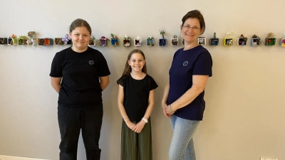 Die Schülerinnen Greta Doose und Sophie Rümenap mit der Schöpfungspädagogin, Religions- und Geographielehrerin Rotraud Kotter vor dem „Walk of Frame. Bioinspiration.“ (Foto: Erzbischöfliche Maria-Ward-Mädchenrealschule)