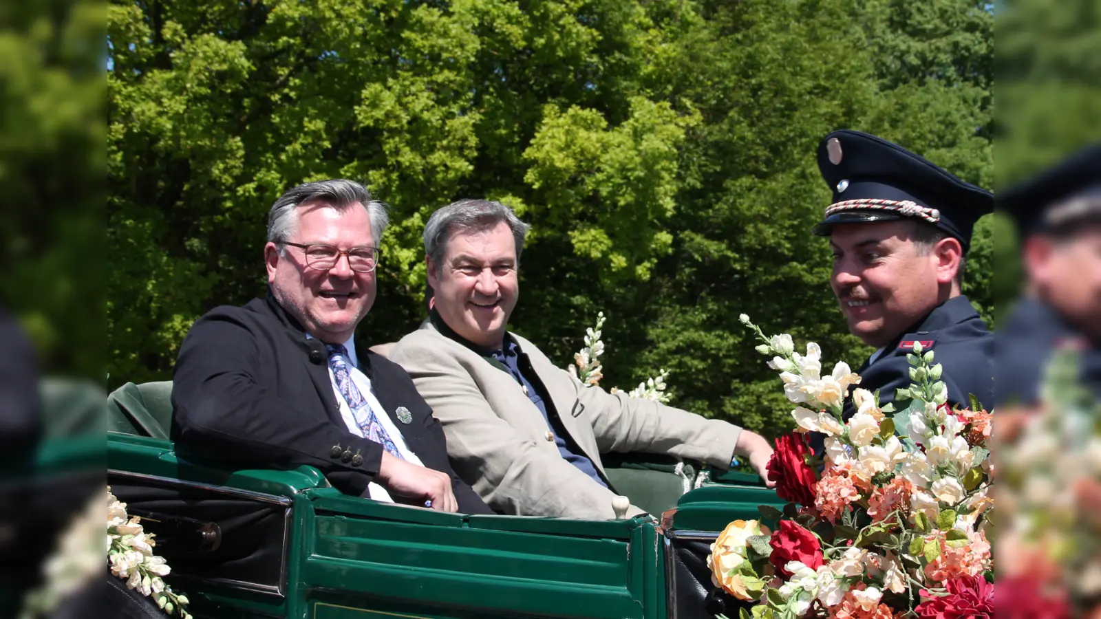 Die Festkutsche mit v.l. MdL Josef Schmid, Ministerpräsident Markus Söder und dem Allacher Feuerwehr-Vorstand Florian Wimmer. (Foto: bb)