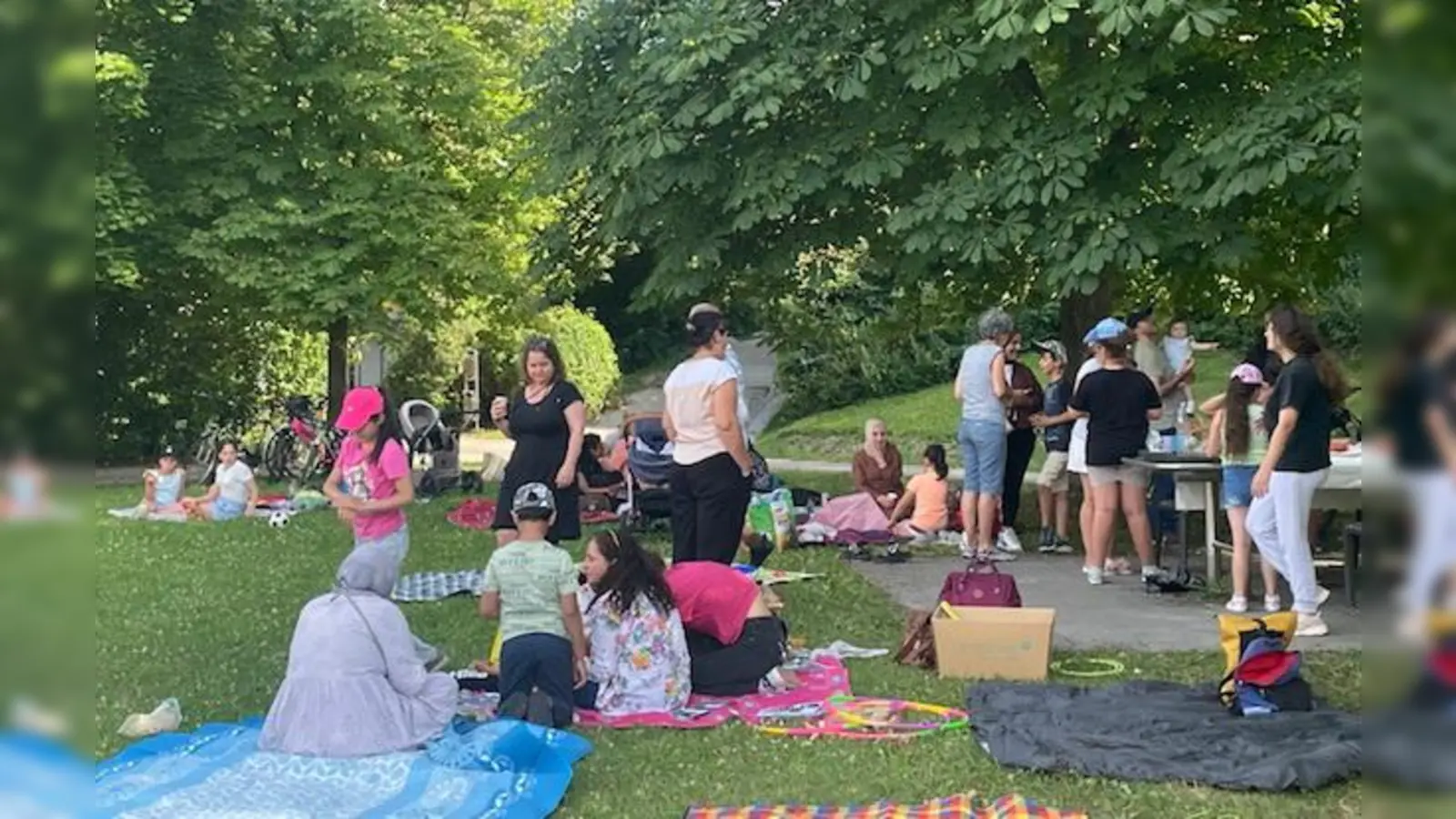 Beim Picknick, das die Junge Integration des Kreisjugendrings im Park ausgerichtete, hatten alle ihren Spaß – Eltern und Kinder.  (Foto: Anke Linse)