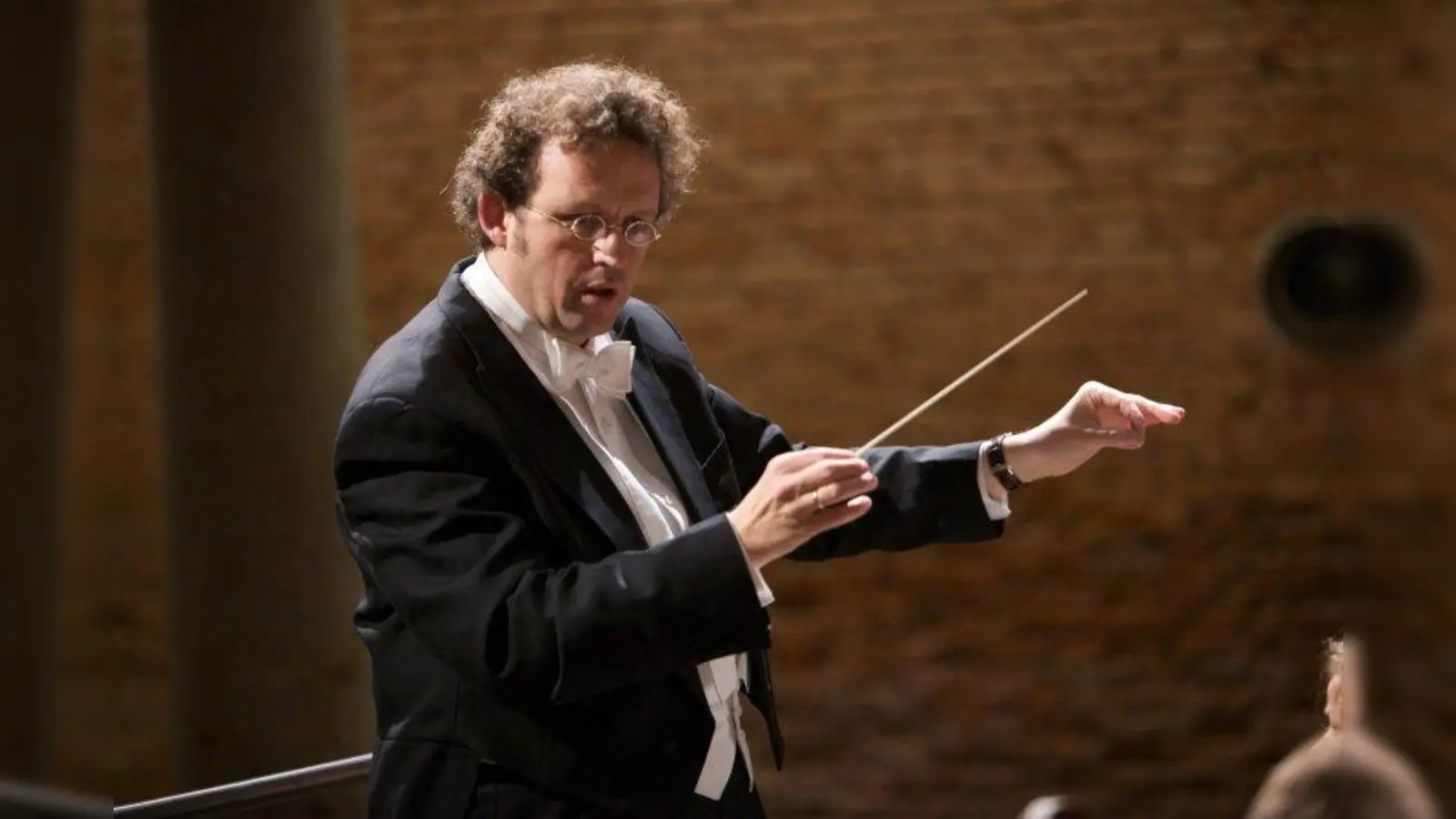 Mark Mast dirigiert das Festkonzert „Mozart+“. (Foto: © Bayerische Philharmonie)