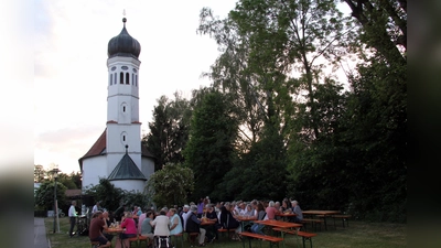 Viele Bürger kamen miteinander ins Gespräch und saßen bis zum Einbruch der Dämmerung beisammen. (Foto: Förderverein Pestkirche )