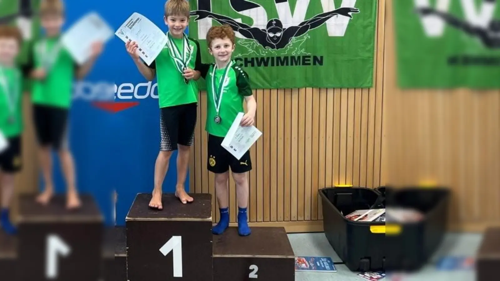 Die erfolgreichen kleinen Schwimmer wurden mit Urkunden und Medaillen belohnt. (Foto: TSV Vaterstetten)