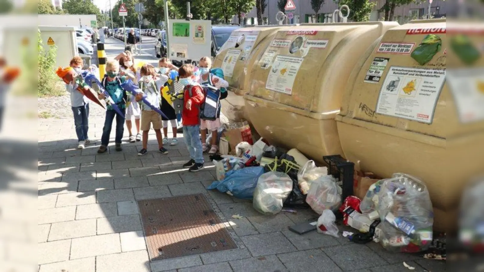 So sieht es an den Containern vor der Berner Schule häufig aus: Müll verdreckt den Zugang zur Schule. (Foto: Ebr)